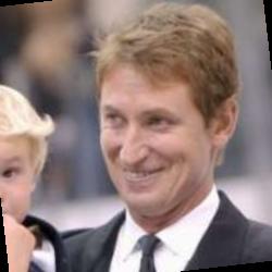 Deep funneled image of Wayne Gretzky